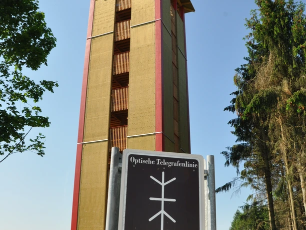 Lattbergturm bei Entrup, ein rekonstruierter optischer Telegrafenturm Preußens, umgeben von Wald.
