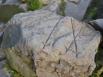 Historischer Stein mit Richtungsweisung an der Lippischen Velmerstot Historischer Wegweiserstein an der Lippischen Velmerstot mit eingemeißelten Richtungsanweisungen.