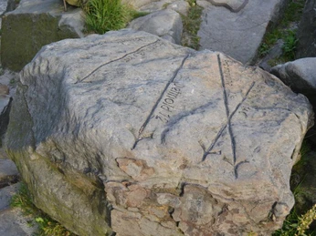 Historischer Stein mit Richtungsweisung an der Lippischen Velmerstot Historischer Wegweiserstein an der Lippischen Velmerstot mit eingemeißelten Richtungsanweisungen.