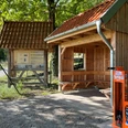 Fahrrad-Reparaturstation Achim Fahrrad-Reparaturstation neben hölzerner Unterstandshütte und Infotafel, umgeben von Bäumen.