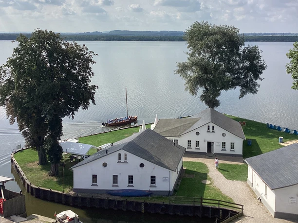 Blick von der Festung Insel Wilhelmstein View from above of the island of Wilhelmstein in the Steinhuder Meer with buildings and calm water.