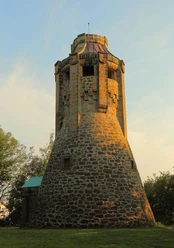 Bismarckturm in Tecklenburg Bismarckturm in Tecklenburg: Historischer Aussichtsturm aus Sandstein im warmen Licht der Abendsonne.