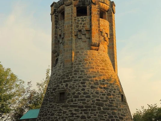 Bismarckturm in Tecklenburg Bismarckturm in Tecklenburg: Historischer Aussichtsturm aus Sandstein im warmen Licht der Abendsonne.