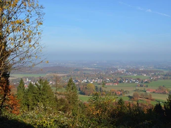 Aussicht von der Schwedenschanze im Herbst Herbstlicher Blick von der Schwedenschanze auf weitläufige Wiesen, bunte Bäume und verstreute Gebäude.