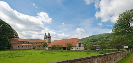 Klosteranlage Bursfelde Klosteranlage Bursfelde umgeben von weiten Wiesen und Bäumen, markante Kirchtürme ragen empor.