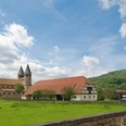 Klosteranlage Bursfelde Klosteranlage Bursfelde umgeben von weiten Wiesen und Bäumen, markante Kirchtürme ragen empor.