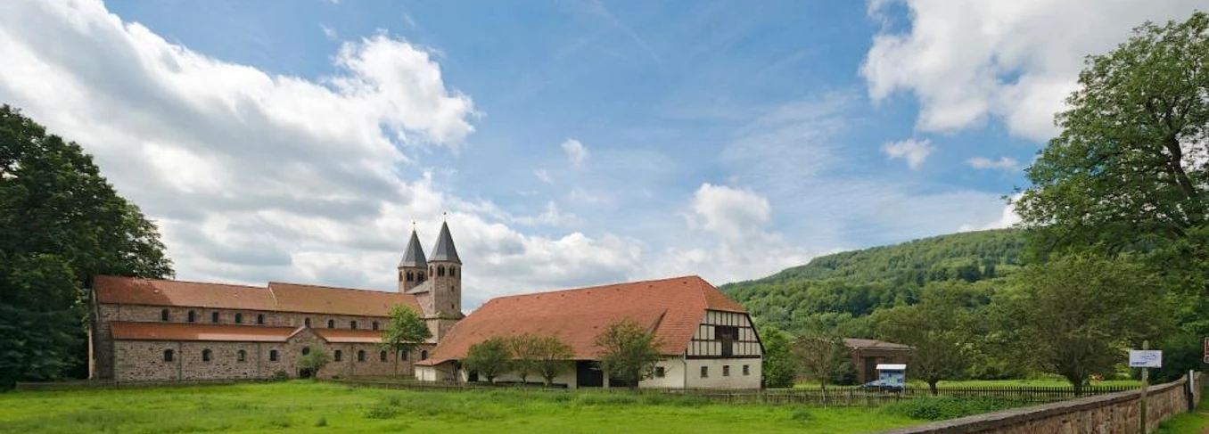 Klosteranlage Bursfelde Klosteranlage Bursfelde umgeben von weiten Wiesen und Bäumen, markante Kirchtürme ragen empor.