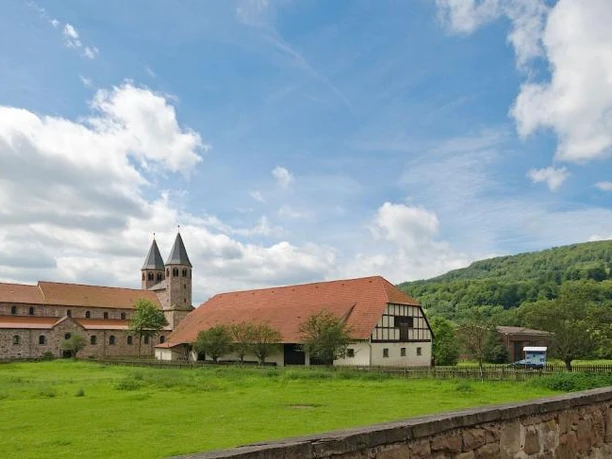 Klosteranlage Bursfelde Klosteranlage Bursfelde umgeben von weiten Wiesen und Bäumen, markante Kirchtürme ragen empor.