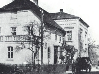 Post 1901 Historisches Gebäude mit Pferdekutsche und Bäumen, in Schwarz-Weiß gehalten, erinnert an die Zeit um 1901.