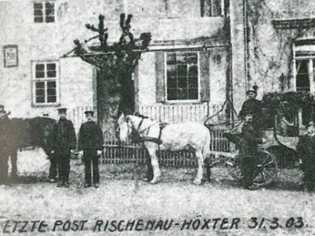 Letzte Postkutsche von Rischenau Historische Postkutsche mit Kutscher und Pferd vor einem Gebäude, begleitet von mehreren Personen.
