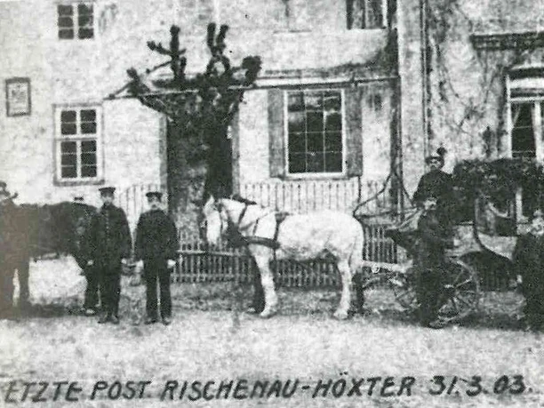 Letzte Postkutsche von Rischenau Historische Postkutsche mit Kutscher und Pferd vor einem Gebäude, begleitet von mehreren Personen.