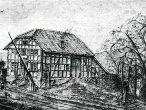 Zollhaus Fischanger um 1890 Historisches Fachwerkhaus Zollhaus Fischanger von 1890, umgeben von Bäumen, in ländlicher Umgebung.