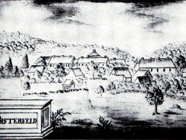 Bisterfeld früher Historische Zeichnung von Bisterfeld: Eine ländliche Ansicht mit Bauernhäusern und einer zentralen Anlage.