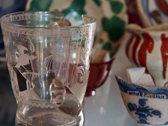 Archäologische Fundstücke aus Glas und Ton