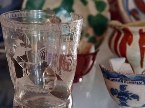 Archäologische Fundstücke aus Glas und Ton