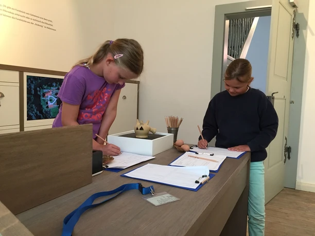 Werburg - Arbeit im Forscherlabor Zwei Mädchen arbeiten konzentriert an Aufgaben in einem modernen, hellen Forscherlabor.