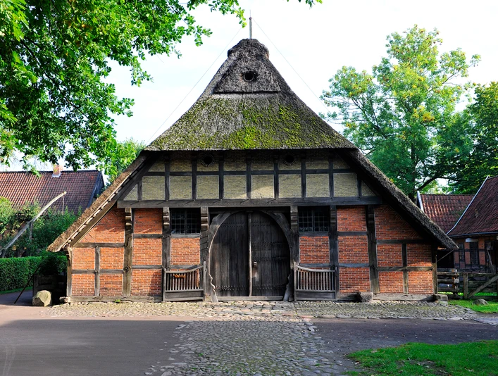 freilichtmuseum-bad-zwischenahn-am-meer_btg Ein traditionelles Fachwerkhaus mit Reetdach, umgeben von Natur, als Teil des Freilichtmuseums.A traditional half-timbered house with a thatched roof, surrounded by nature, as part of the open-air museum.Et traditionelt bindingsværkshus med stråtag, omgivet af natur, som en del af frilandsmuseet.Een traditioneel vakwerkhuis met een rieten dak, midden in de natuur, als onderdeel van het openluchtmuseum.
