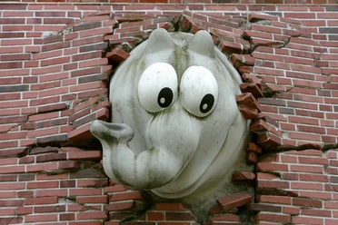 otto2 Otto-Huus in Emden: A giant Ottifant breaks through the brick wall.