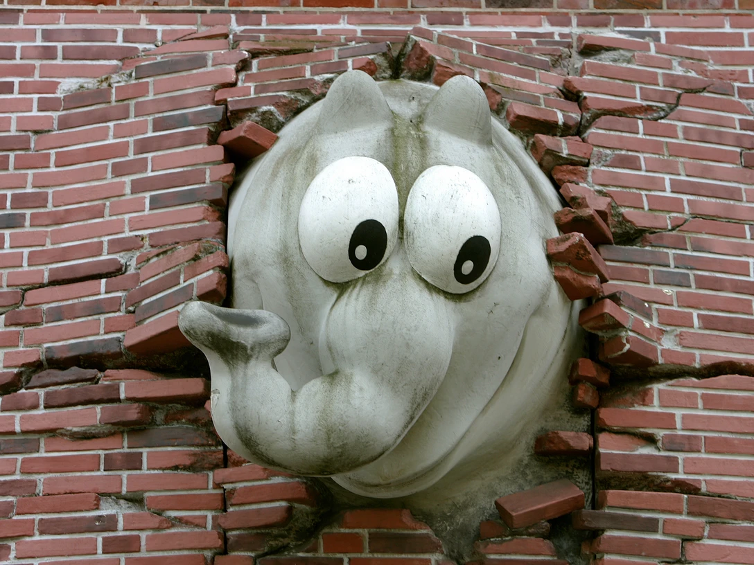 otto2 Otto-Huus in Emden: Ein riesiger Ottifant bricht durch die Ziegelmauer.Otto-Huus in Emden: A giant Ottifant breaks through the brick wall.Otto-Huus i Emden: En kæmpe Ottifant bryder gennem murstensvæggen.Otto-Huus in Emden: een reusachtige Ottifant breekt door de bakstenen muur.