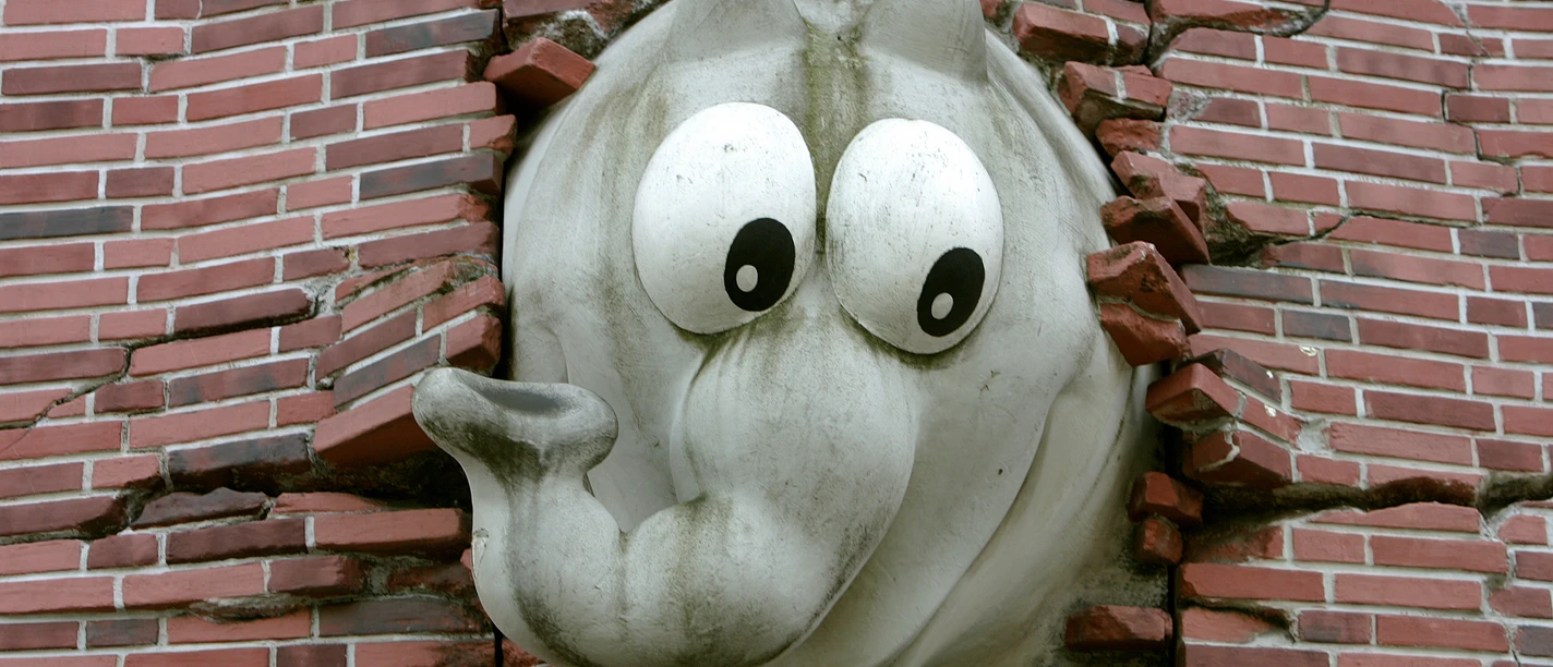 otto2 Otto-Huus i Emden: En kæmpe Ottifant bryder gennem murstensvæggen.