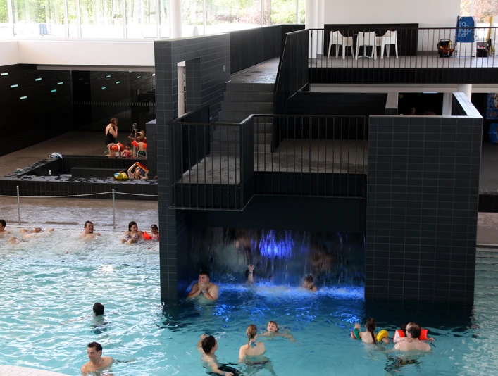 Allerwelle Attraktionsbecken Badeszene im Attraktionsbecken im Sport- und Freizeitbad Allerwelle in GifhornSwimming scene in the attraction pool at the Allerwelle sports and leisure pool in GifhornSvømmescene i attraktionsbassinet ved Allerwelle sports- og fritidsbad i GifhornZwemscène in het attractiebad in het Allerwelle sport- en recreatiebad in Gifhorn