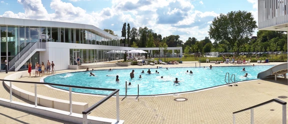 Zicht op het niet-zwemmersbad in het buitenzwembad van het sport- en recreatiebad Allerwelle Gifhorn