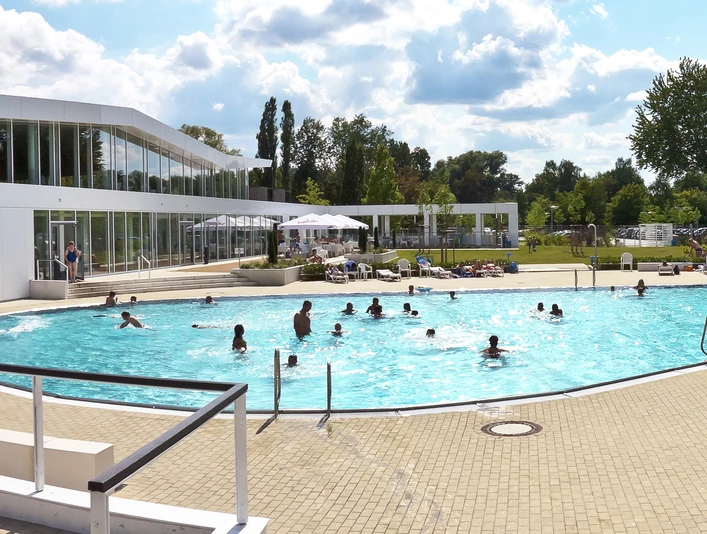 Blick auf das Nichtschwimmerbecken im Freibad vom Sport- und Freizeitbad Allerwelle Gifhorn