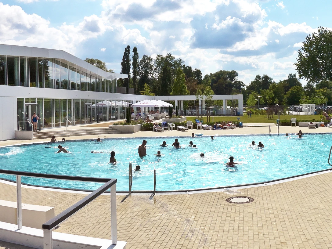 Nichtschwimmerbecken Sport- und Freizeitbad Allerwelle Gifhorn Blick auf das Nichtschwimmerbecken im Freibad vom Sport- und Freizeitbad Allerwelle GifhornView of the non-swimmer pool in the outdoor pool at the Allerwelle Gifhorn sports and leisure poolUdsigt over ikke-svømmerbassinet i den udendørs pool ved Allerwelle Gifhorn sports- og fritidsbadZicht op het niet-zwemmersbad in het buitenzwembad van het sport- en recreatiebad Allerwelle Gifhorn