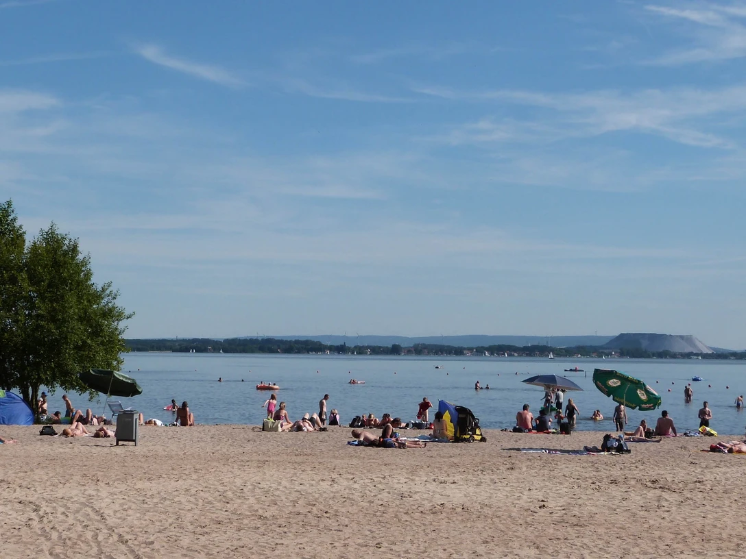 Der Badestrand in Mardorf, belebt und sonnig, lädt ein zum Entspannen am klaren, ruhigen Wasser.The beach in Mardorf, lively and sunny, invites you to relax in the clear, calm water.Stranden i Mardorf er livlig og solrig og indbyder til afslapning i det klare, rolige vand.Het strand in Mardorf, levendig en zonnig, nodigt je uit om te ontspannen in het heldere, rustige water.