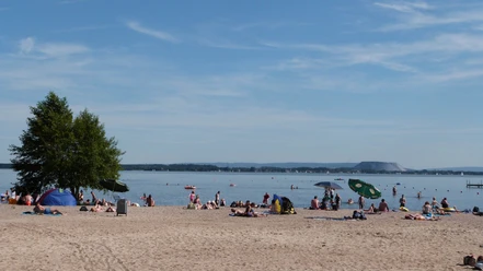 Badestrand Mardorf Der Badestrand in Mardorf, belebt und sonnig, lädt ein zum Entspannen am klaren, ruhigen Wasser.