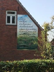 1. Mauergedicht - Bangert, Sögel Gedichtmalerei an roter Backsteinwand mit Landschaftsmotiv und handschriftlichem Text in Sögel.