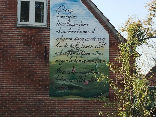 1. Mauergedicht - Bangert, Sögel Gedichtmalerei an roter Backsteinwand mit Landschaftsmotiv und handschriftlichem Text in Sögel.