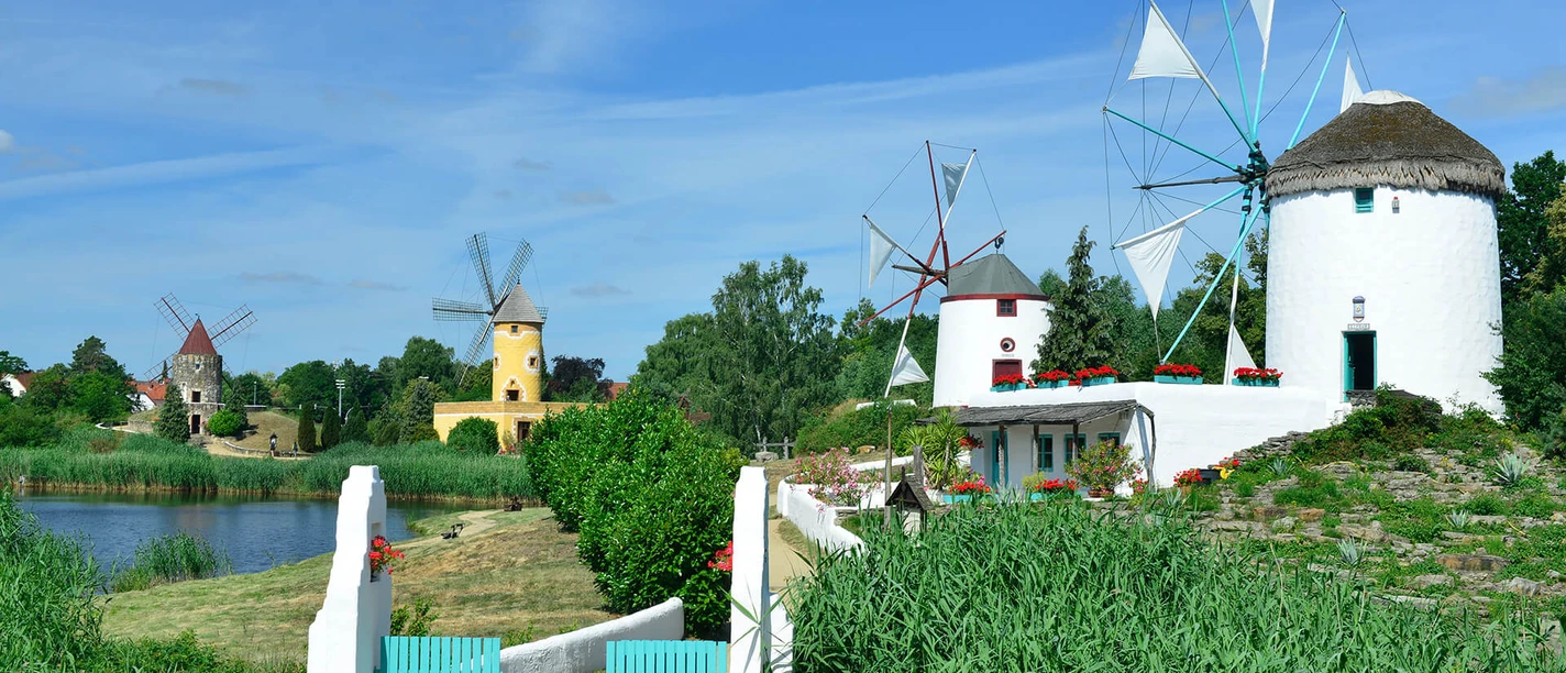 Südländische Mühlen im Mühlenmuseum Gifhorn View of the southern mills in the Gifhorn International Mill Museum