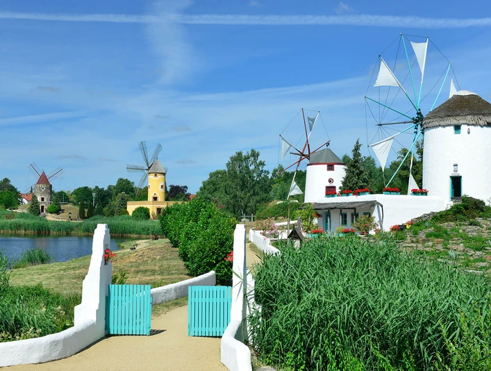 Südländische Mühlen im Mühlenmuseum Gifhorn Blick auf die südländischen Mühlen im Internationalen Mühlenmuseum GifhornView of the southern mills in the Gifhorn International Mill MuseumUdsigt over de sydlige møller i Gifhorns internationale møllemuseumUitzicht op de zuidelijke molens in het internationale molenmuseum Gifhorn