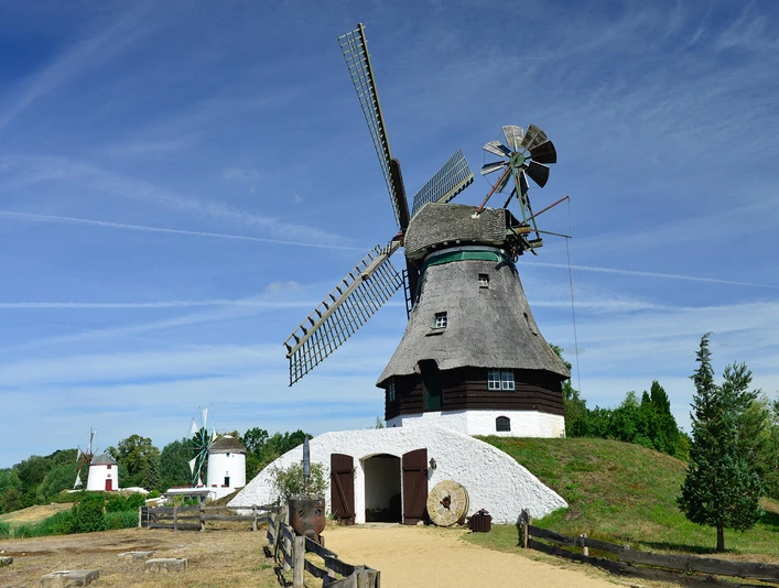 Kellerholländer Mühle im Mühlenmuseum Gifhorn Blick auf die Kellerholländer Mühle im Internationalen Mühlenmuseum GifhornView of the Kellerholländer mill in the Gifhorn International Mill MuseumUdsigt over Kellerholländer-møllen i Gifhorns internationale møllemuseumUitzicht op de Kellerholländer molen in het Internationale Molenmuseum Gifhorn