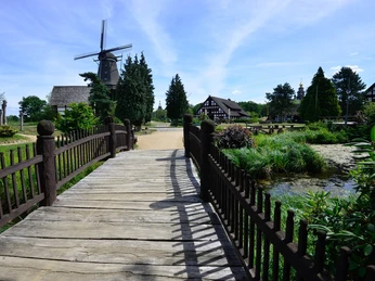 Blick auf den Niedersachsenplatz im Mühlenmuseum GifhornView of the Niedersachsenplatz in the Gifhorn Mill MuseumUdsigt over Niedersachsenplatz i Gifhorn MøllemuseumUitzicht op de Niedersachsenplatz in het molenmuseum Gifhorn
