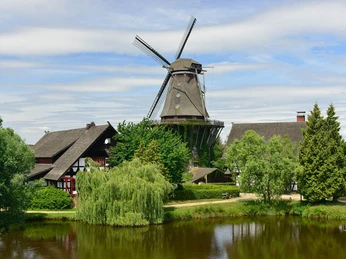 Blick auf die Sanssouci -Mühle im Mühlenmuseum Gifhorn Blick auf die Sanssouci -Mühle im Mühlenmuseum GifhornView of the Sanssouci Mill in the Gifhorn Mill MuseumUdsigt over Sanssouci-møllen i Gifhorn MøllemuseumUitzicht op de Sanssouci-molen in het molenmuseum Gifhorn