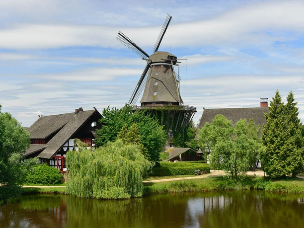 Blick auf die Sanssouci -Mühle im Mühlenmuseum Gifhorn Blick auf die Sanssouci -Mühle im Mühlenmuseum Gifhorn