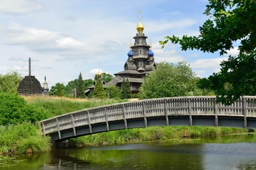 Blick auf die Russisch-Orthodoxe Holzkirche Uitzicht op de Russisch-orthodoxe houten kerk op het terrein van het Molenmuseum Gifhorn