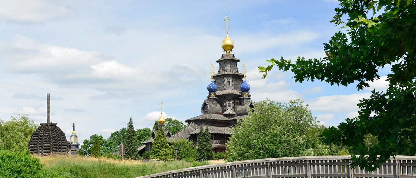 Blick auf die Russisch-Orthodoxe Holzkirche View of the Russian Orthodox wooden church on the grounds of the Gifhorn Mill Museum