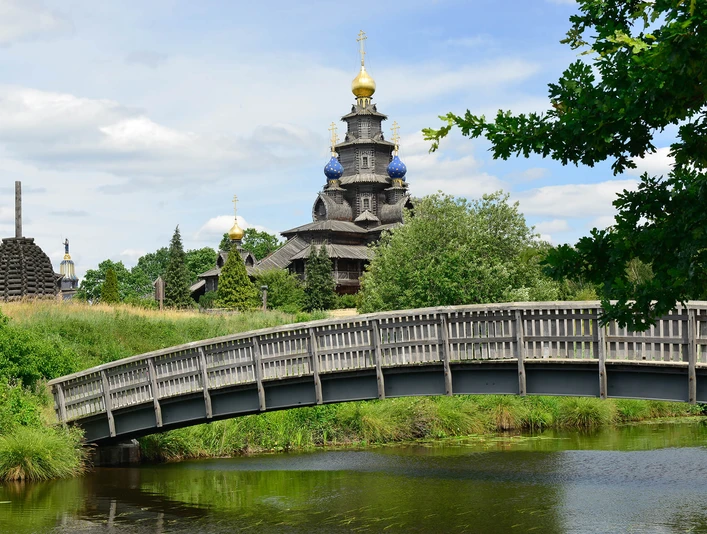 Blick auf die Russisch-Orthodoxe Holzkirche Blick auf die Russisch-Orthodoxe Holzkirche auf dem Gelände des Mühlenmuseums GifhornView of the Russian Orthodox wooden church on the grounds of the Gifhorn Mill MuseumUdsigt til den russisk-ortodokse trækirke på Gifhorn Møllemuseums grundUitzicht op de Russisch-orthodoxe houten kerk op het terrein van het Molenmuseum Gifhorn