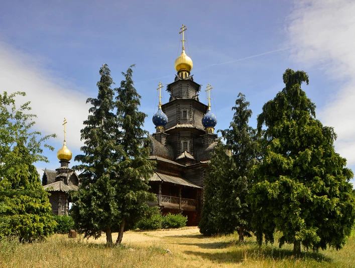 Russisch-Orthodoxe Holzkirche Russisch-Orthodoxe Holzkirche auf dem Gelände des Mühlenmuseums GifhornRussian Orthodox wooden church on the grounds of the Gifhorn Mill MuseumRussisk-ortodoks trækirke på Gifhorn Møllemuseums grundRussisch-orthodoxe houten kerk op het terrein van het molenmuseum Gifhorn