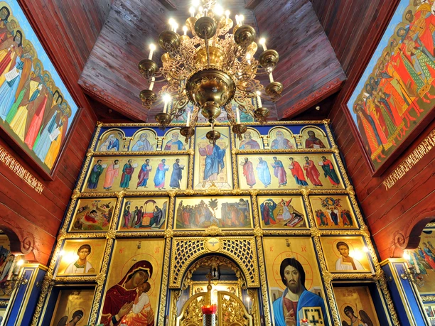 Ikonenmalerei in der Holzkirche Icon painting in the Russian Orthodox wooden church on the grounds of the International Mill Museum Gifhorn