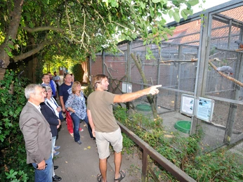 Besuchergruppe im NABU-Artenschutzzentrum Besuchergruppe bei einer Führung durch das NABU-Artenschutzzentrum in Leiferde in der Südheide Gifhorn