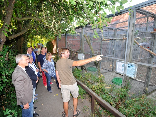 Besuchergruppe im NABU-Artenschutzzentrum Besuchergruppe bei einer Führung durch das NABU-Artenschutzzentrum in Leiferde in der Südheide Gifhorn