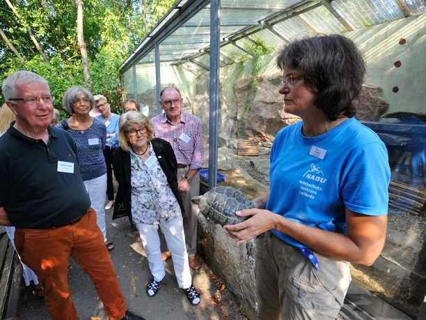 Besuchergruppe am Gehege der Schildkröte im NABU-Artenschutzzentrum in Leiferde Besuchergruppe am Gehege der Schildkröte im NABU-Artenschutzzentrum in Leiferde
