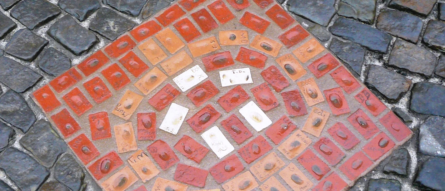 Kunstpfad zu den Sehenswürdigkeiten in der Stadt Gifhorn Bodenmosaik am Kunstpfad zu den Sehenswürdigkeiten in der Stadt Gifhorn