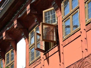 Fenster im Alten Rathaus Gifhorn Blick auf ein geöffnetes Fenster am alten Gifhorner Rathaus