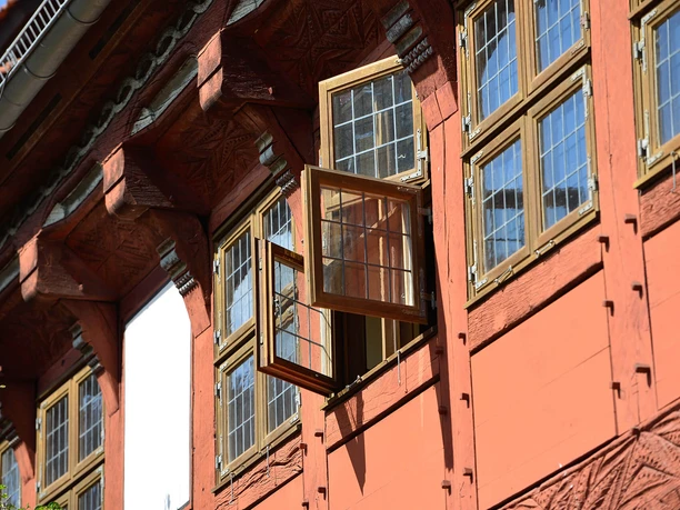 Fenster im Alten Rathaus Gifhorn Blick auf ein geöffnetes Fenster am alten Gifhorner Rathaus