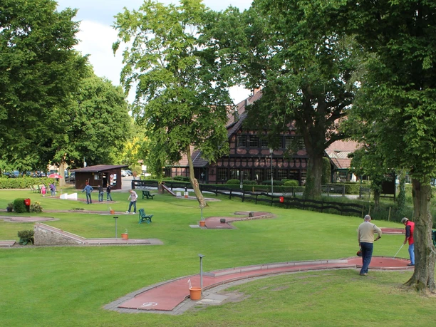 minigolf-jagdhaus-eiden-im-hintergrund